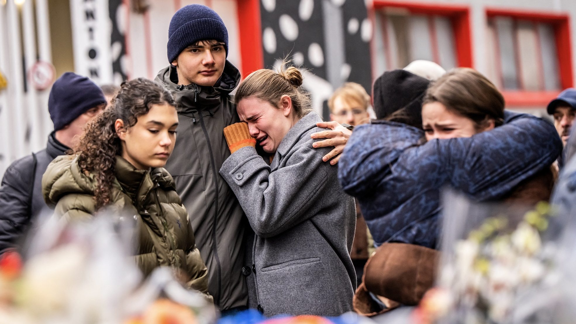 Gyászolók a svájci bárnál