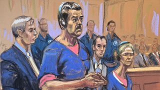 rajz Nicolas Maduróról és Cilia Floresről a bíróság előtt