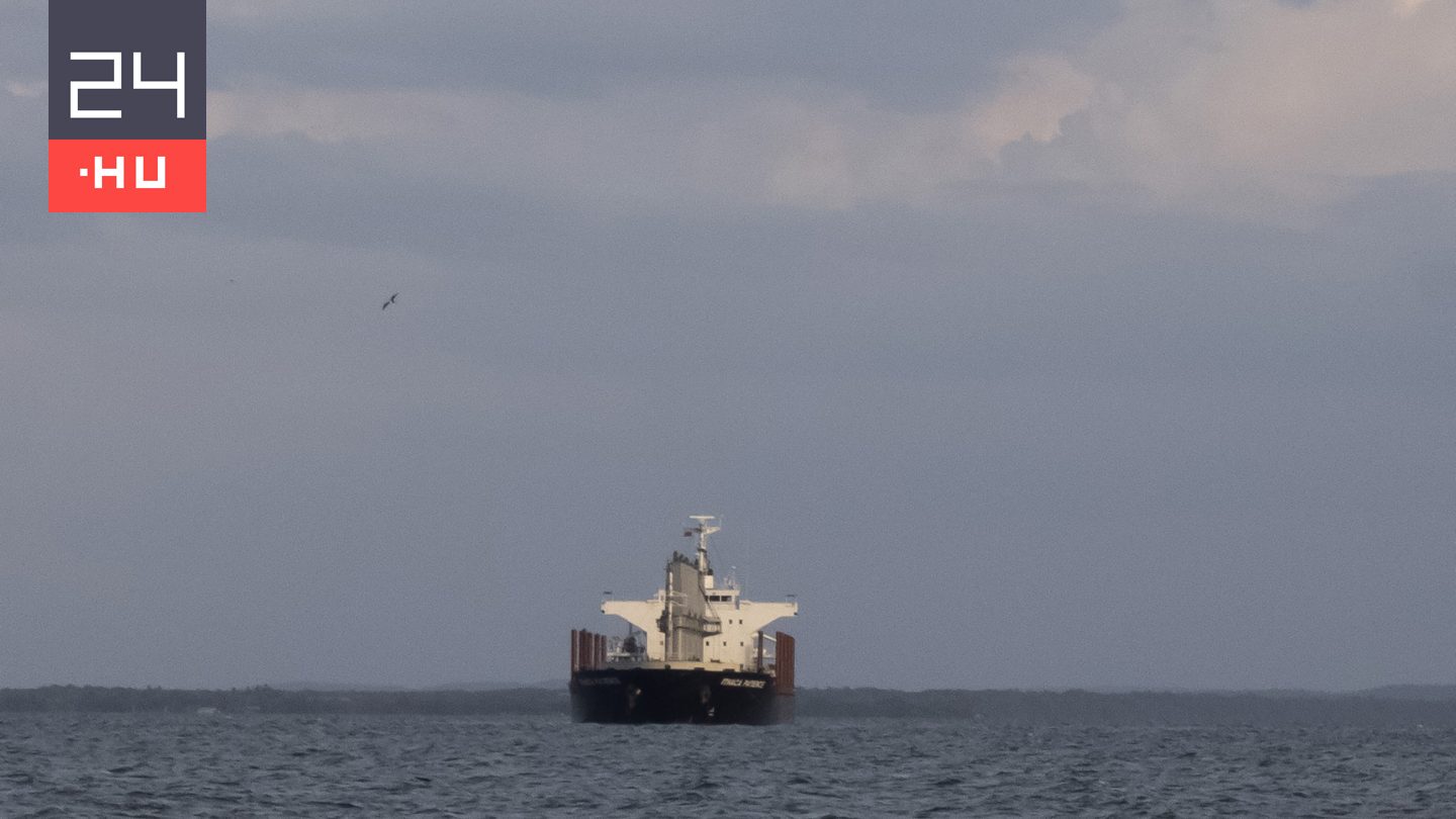 Az Egyesült Államok lefoglalt egy orosz zászló alatt hajózó olajszállítót, Moszkva korábban hadihajókat vezényelt a helyszínre
