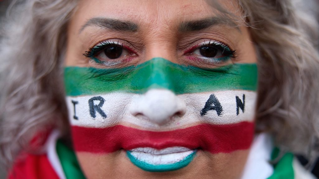 Az iráni elnök külföldi ellenségekre fogja a tüntetéseket, de hajlandó tárgyalni