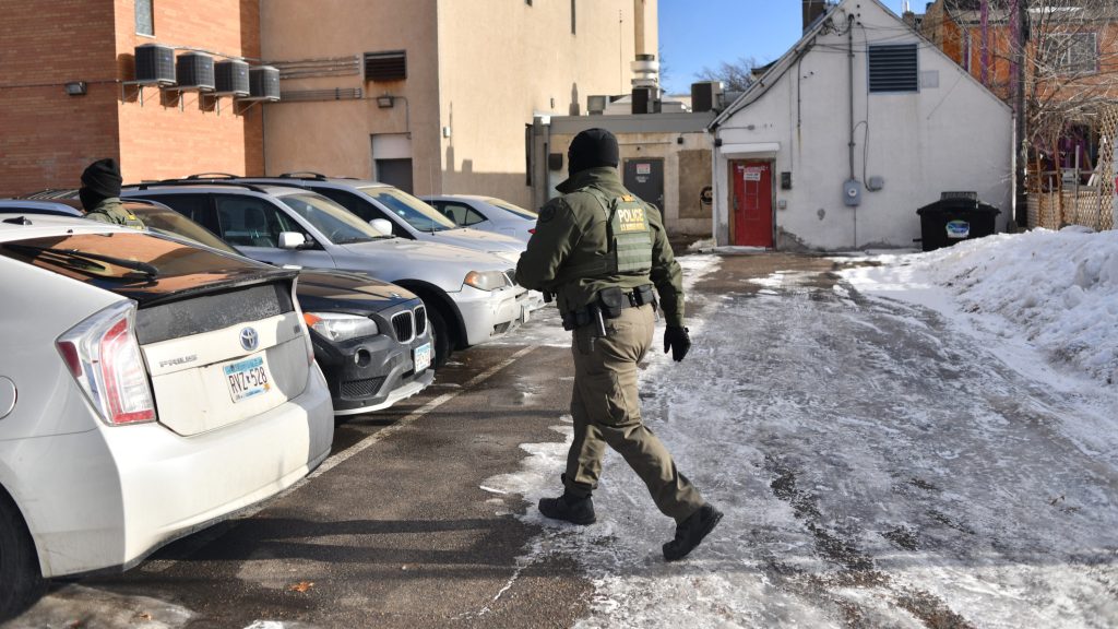 Egy óvodás kisfiút és apját a házuk előtt vettek őrizetbe ICE-ügynökök