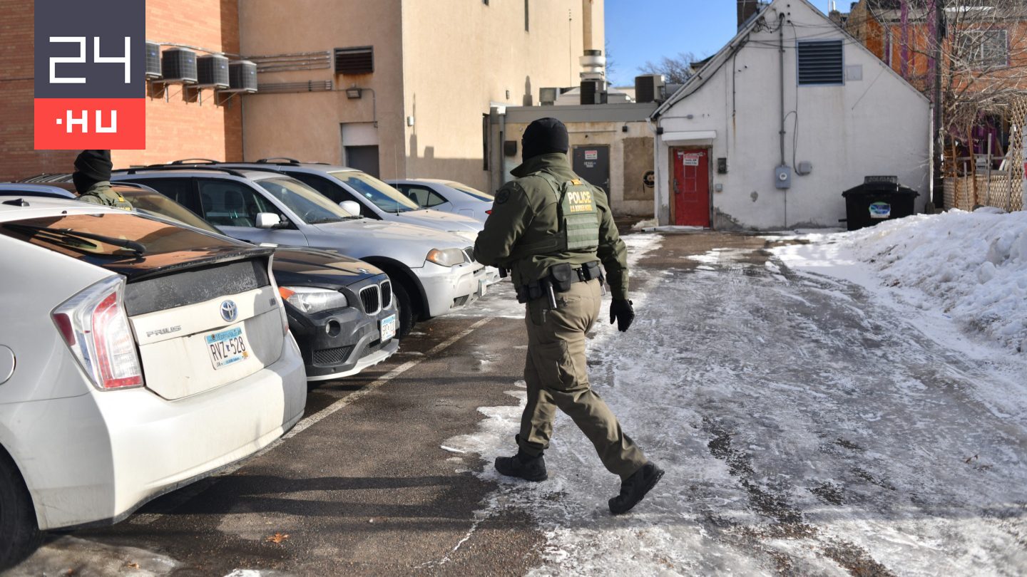 Egy óvodás kisfiút és apját a házuk előtt vettek őrizetbe ICE-ügynökök