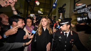 Az olasz influenszer és üzletasszony Chiara Ferragni, akit súlyos csalással vádolnak egy jótékonysági kezdeményezéssel kapcsolatos ügyben, 2026. január 14-én érkezik a milánói bíróságra.