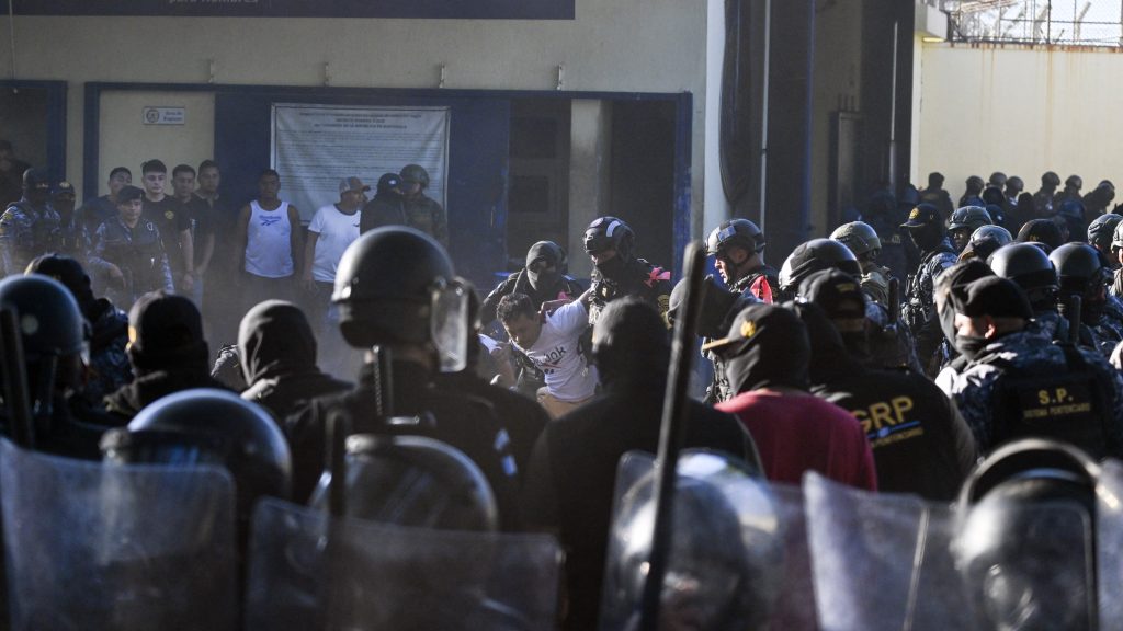 Megrohamozott a guatemalai rendőrség egy börtönt, miután abban és másik kettőben lázadás tört ki.