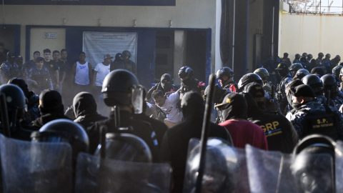Megrohamozott a guatemalai rendőrség egy börtönt, miután abban és másik kettőben lázadás tört ki.
