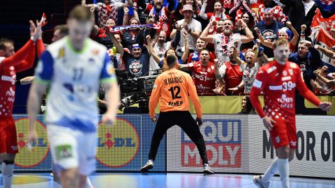 Matej Mandic ünnepelteti magát a védése után.