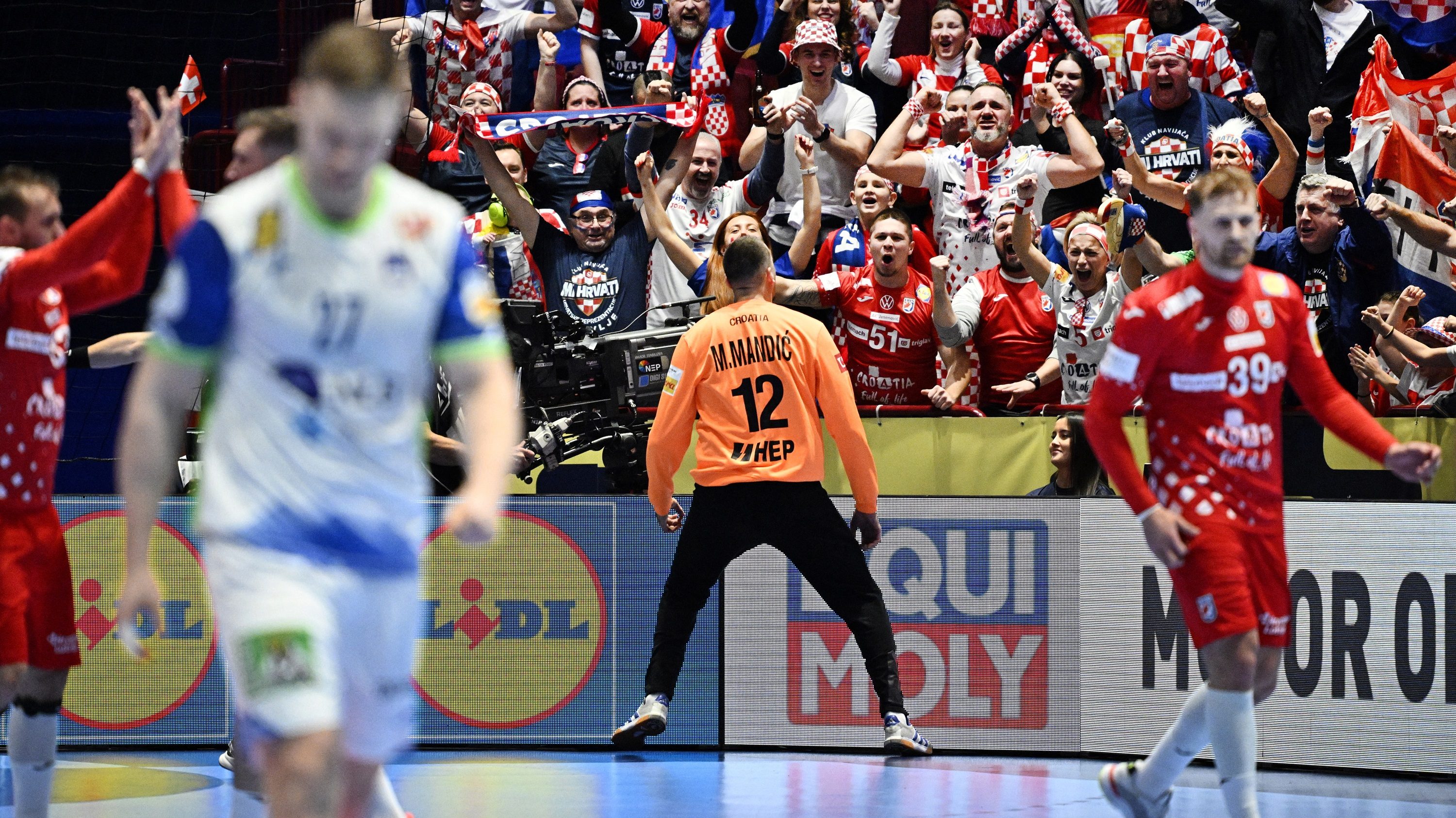 Matej Mandic ünnepelteti magát a védése után.