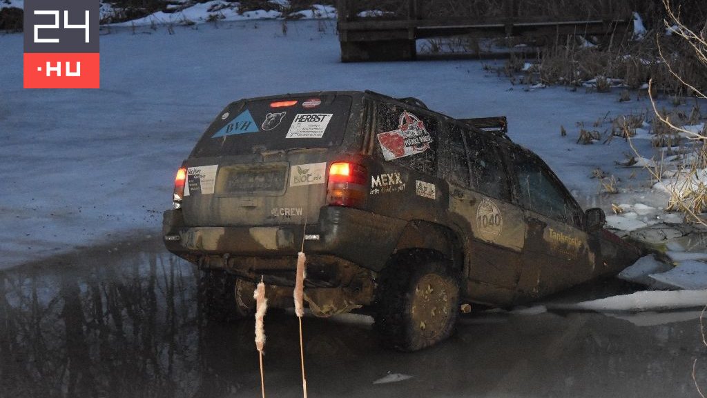 Rodeózni ment a halastóra, beszakadt a jég a terepjárója alatt