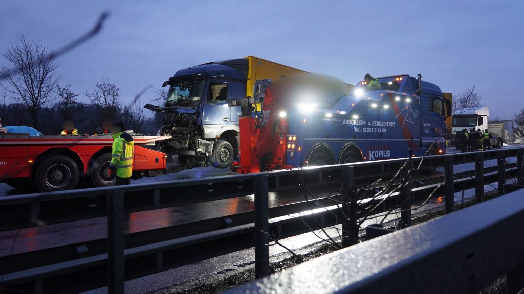 18 baleset történt 25 kilométeren belül egy német autópálya-szakaszon, hárman meghaltak