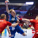 Az izlandi Ómar Ingi Magnússon fennakad a svájci védőkön.