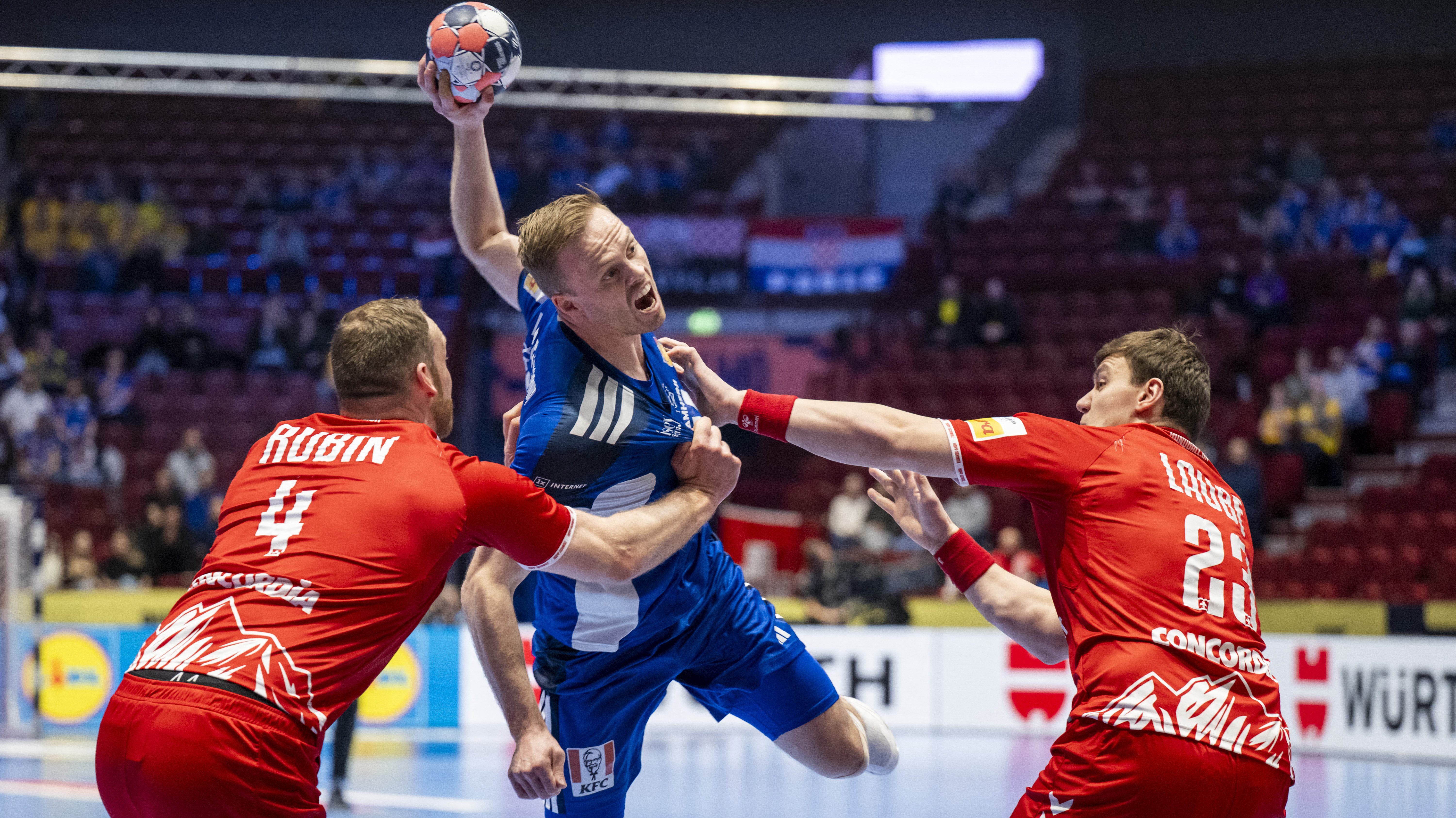 Az izlandi Ómar Ingi Magnússon fennakad a svájci védőkön.