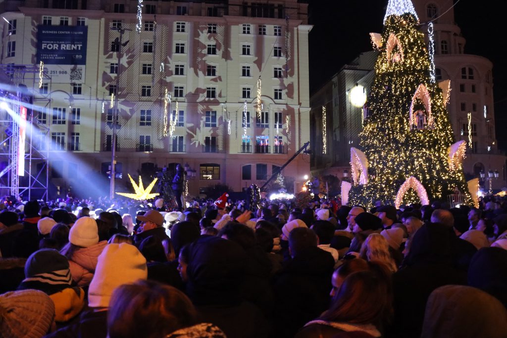 Meghalt egy kétéves gyerek, akit egy eltévedt golyó talált el Szkopjéban