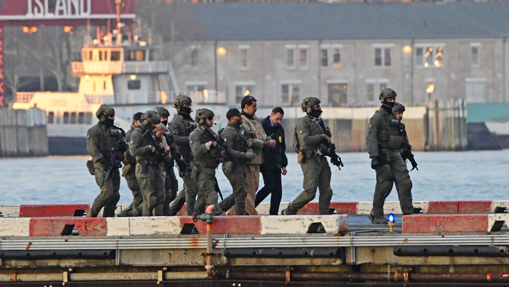 Bilincsbe verve szállították a New York-i bíróságra Nicolas Madurót