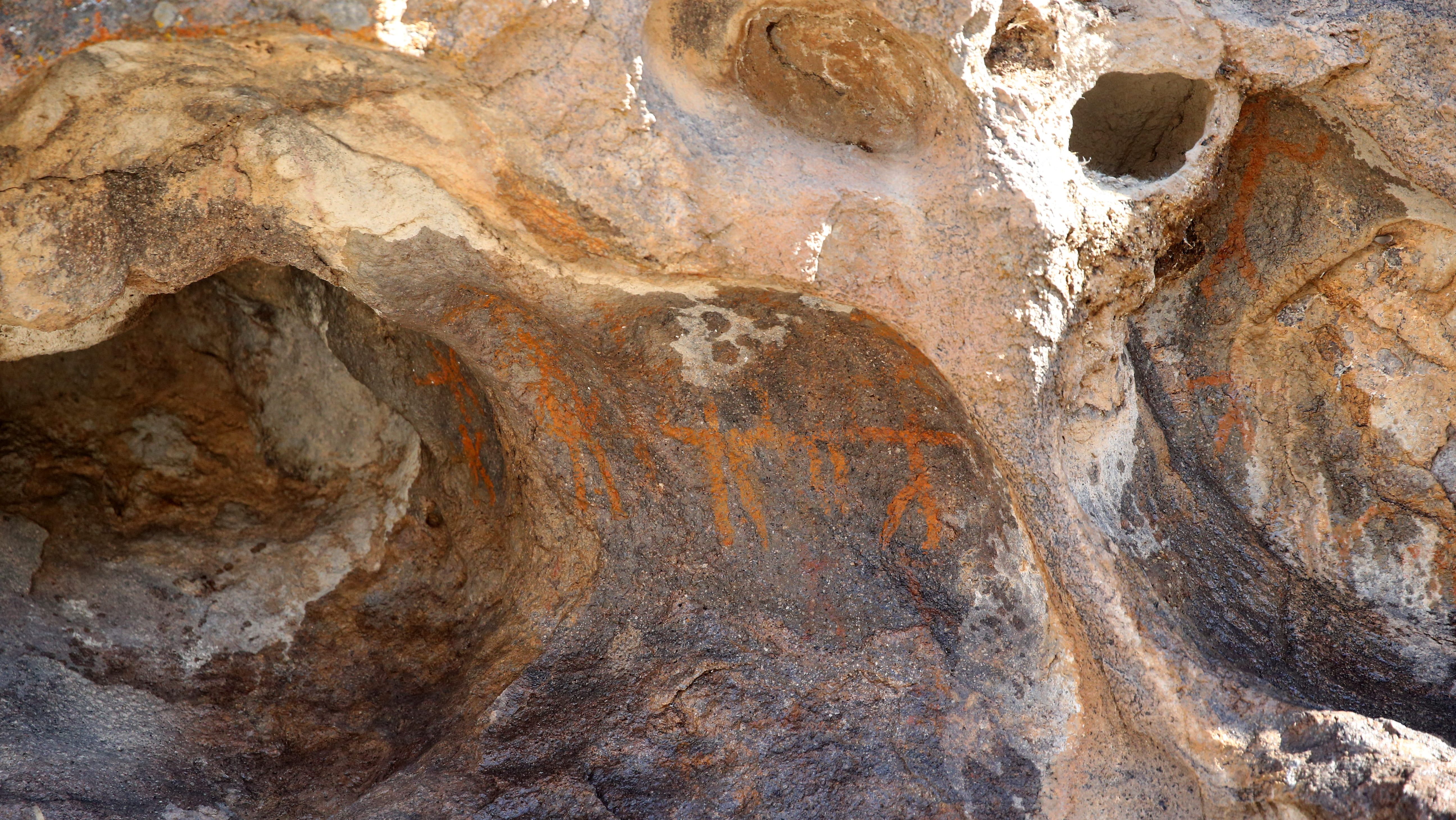 Embereket ábrázoló 8000 éves barlangrajzok Törökországban.
