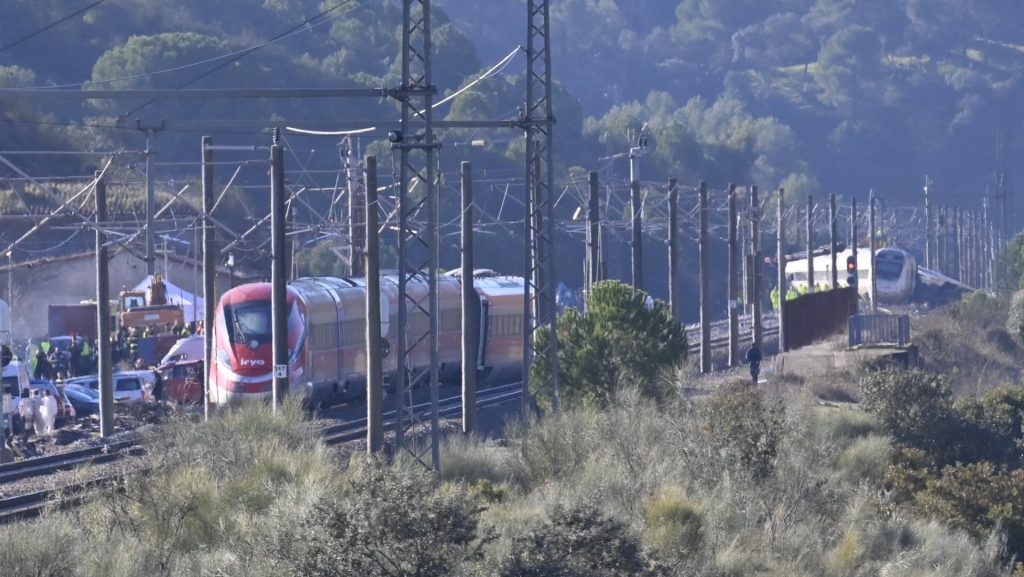 Már 41 halálos áldozata van a spanyolországi vonatbalesetnek