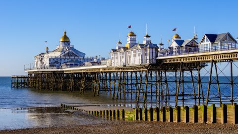 Több ezer zacskónyisült krumplit mosott a partra a tenger Eastbourne-nél.