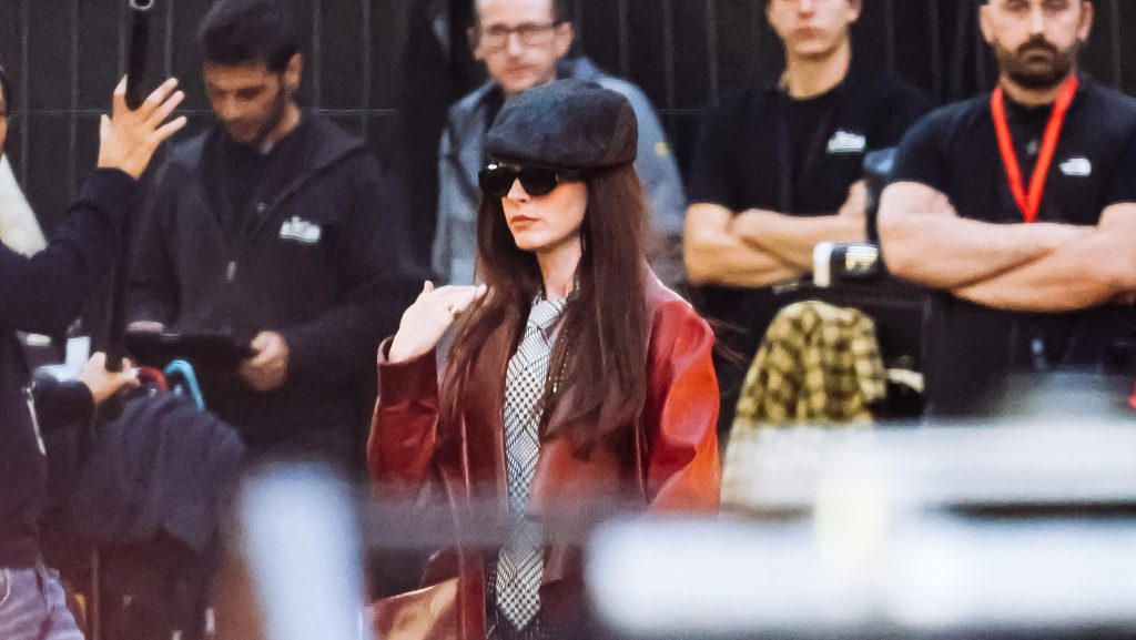 Anne Hathaway is Budapestre érkezett: az Erzsébet körúton fotózták