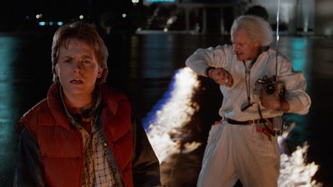 Michael J. Fox és Christopher Lloyd a Vissza a jövőbe egyik jelenetében