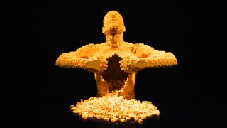 Nathan Sawaya alkotása a marseille-i The Art of the Brick kiállításon 2025-ben.