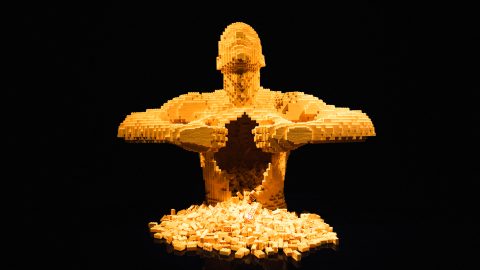 Nathan Sawaya alkotása a marseille-i The Art of the Brick kiállításon 2025-ben.