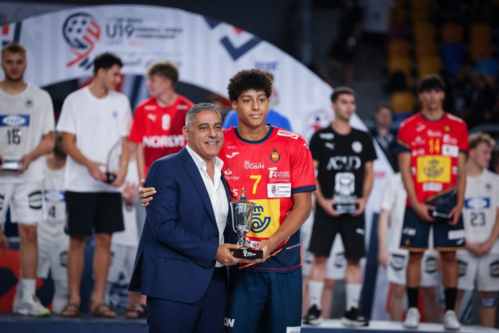 Marcos Fis Ballester az MVP-nek járó díjjal.