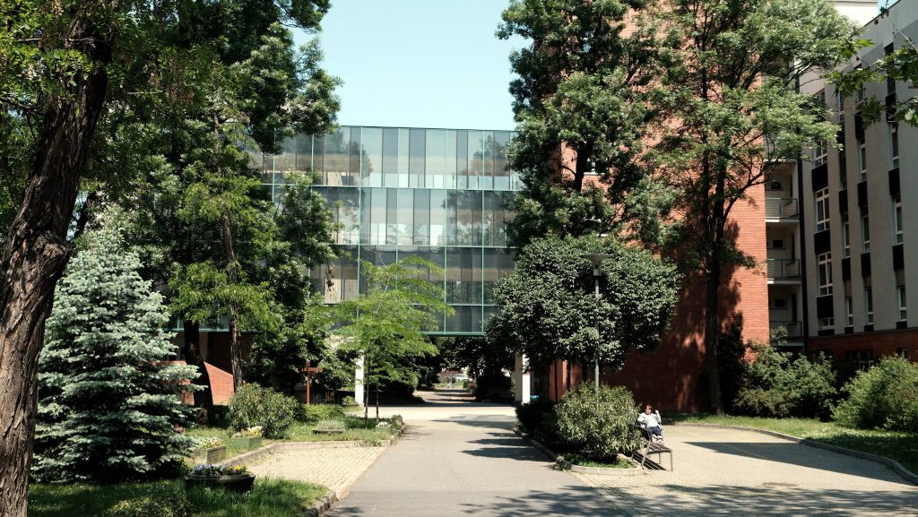 „Elképesztőnek tartom, hogy egy beteg simán kisétálhat az intenzívről éjszaka” – megszólalt a Szent Imre Kórház udvarán holtan talált mérnök fia