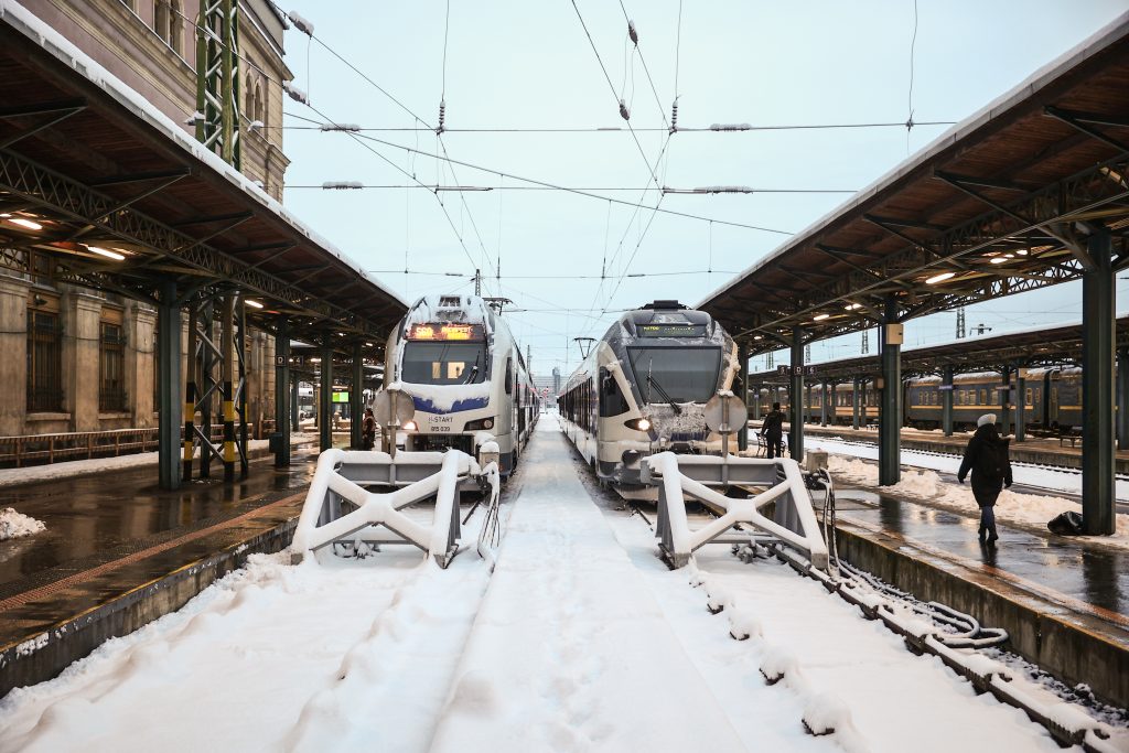 Lázár János jelentette: országszerte havasak az utak, de a vasút „tartja magát”