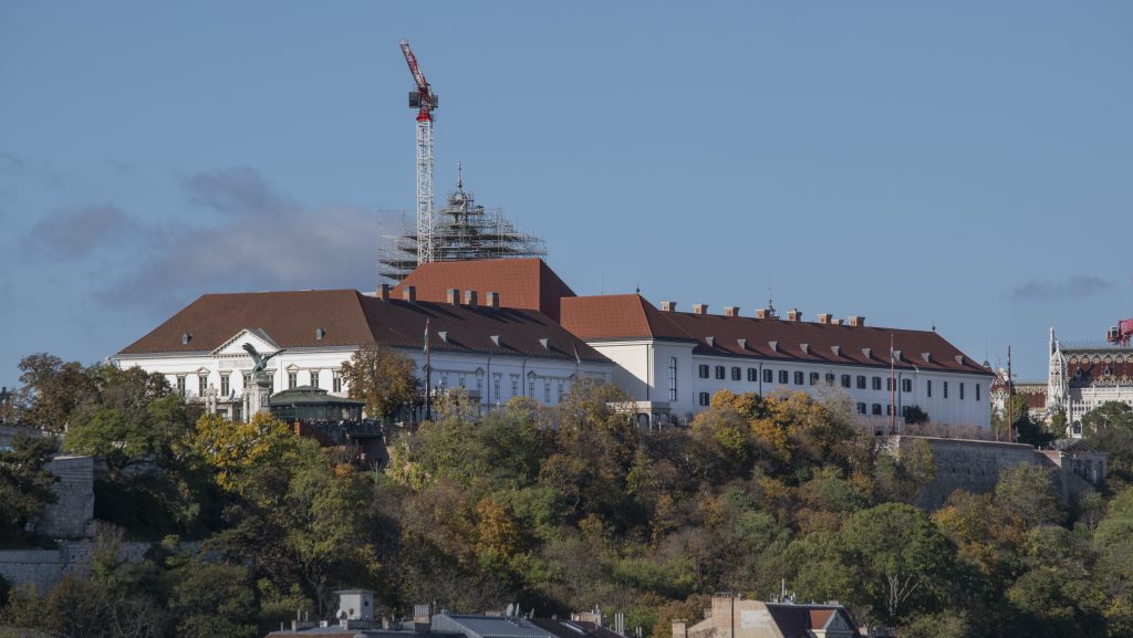 238 millió forintért rendelt új autókat a Porsche Hungáriától a Sándor-palota