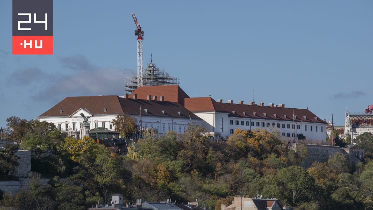 238 millió forintért rendelt új autókat a Porsche Hungáriától a Sándor-palota