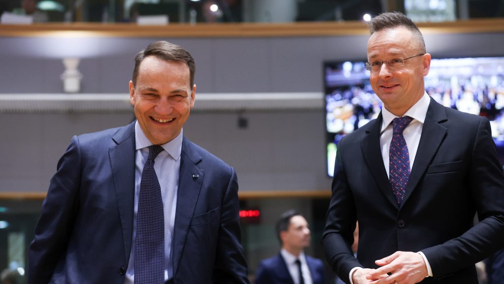 Szijjártó fanatikus háborúpárti Soros-ügynöknek nevezte Lengyelország külügyminiszterét