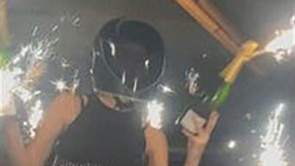 Svájci tűzvész: családja szerint nem is kellett volna felszolgálnia aznap éjjel a pincérnőnek, akinél a tüzet okozó csillagszórós pezsgők voltak