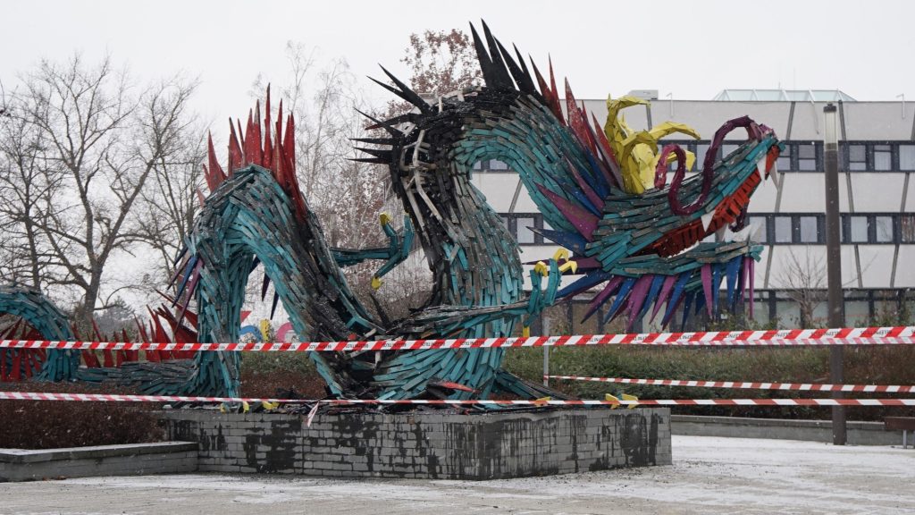 Megsérült Szőke Gábor Miklós kazincbarcikai fasárkánya, egy tűzijáték gyújthatta fel
