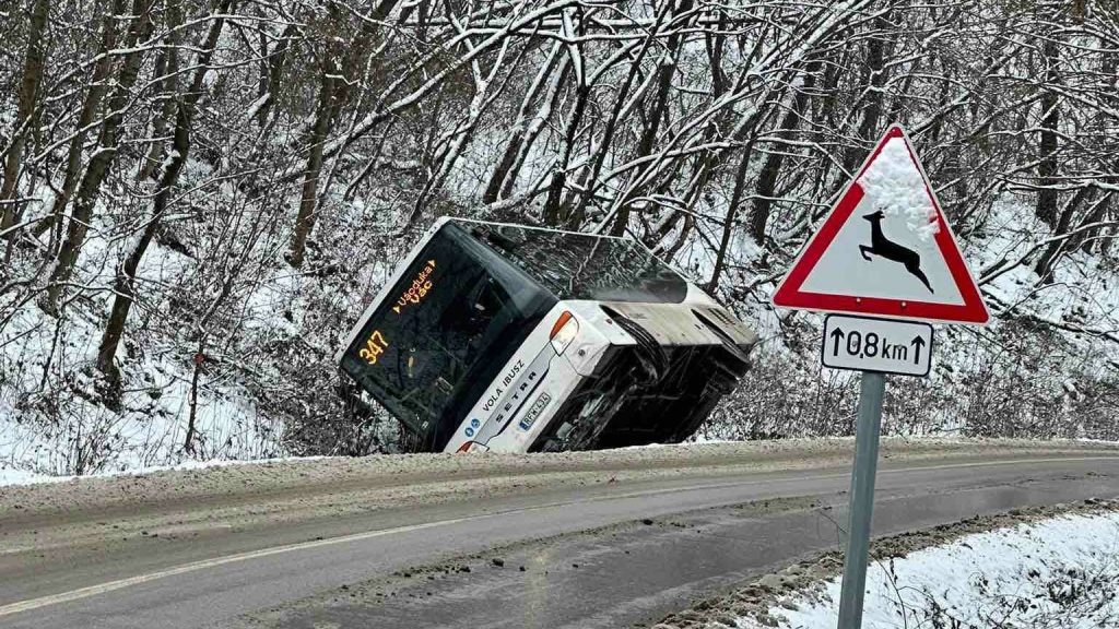 Árokba borult egy busz Vácdukán, többen megsérültek