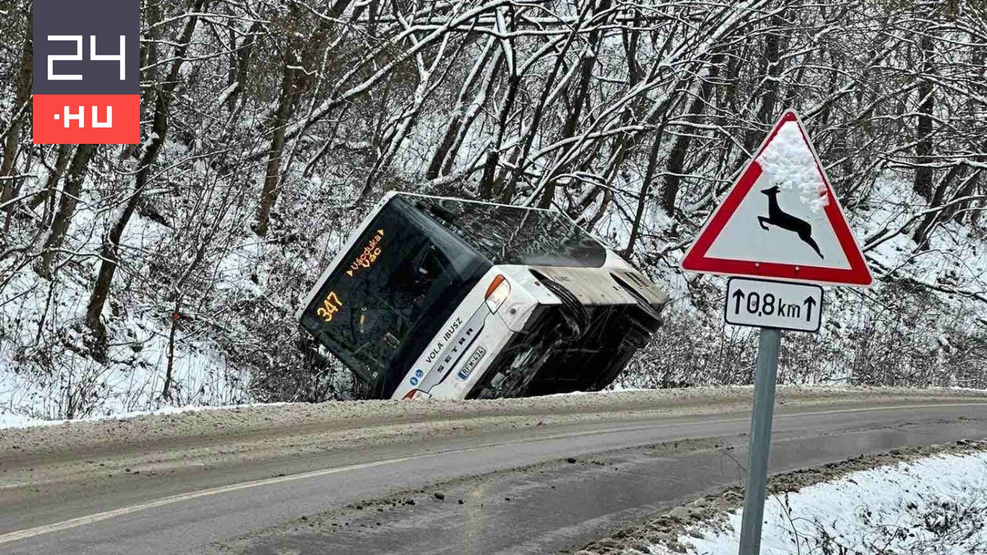 Árokba borult egy busz Vácdukán, többen megsérültek