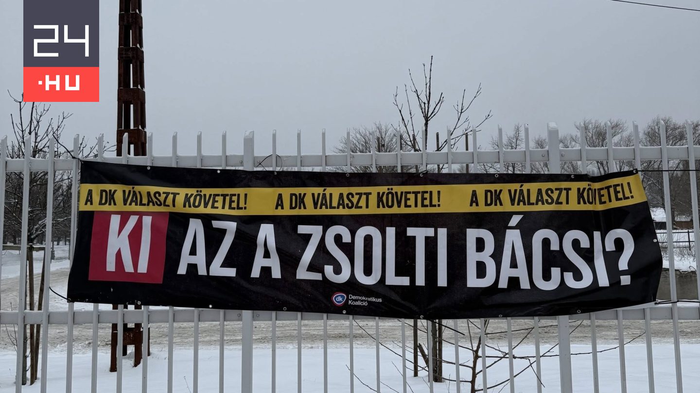 A DK „Ki az a Zsolti bácsi?” molinóval fogadja a Fidesz-kongresszusra érkezőket