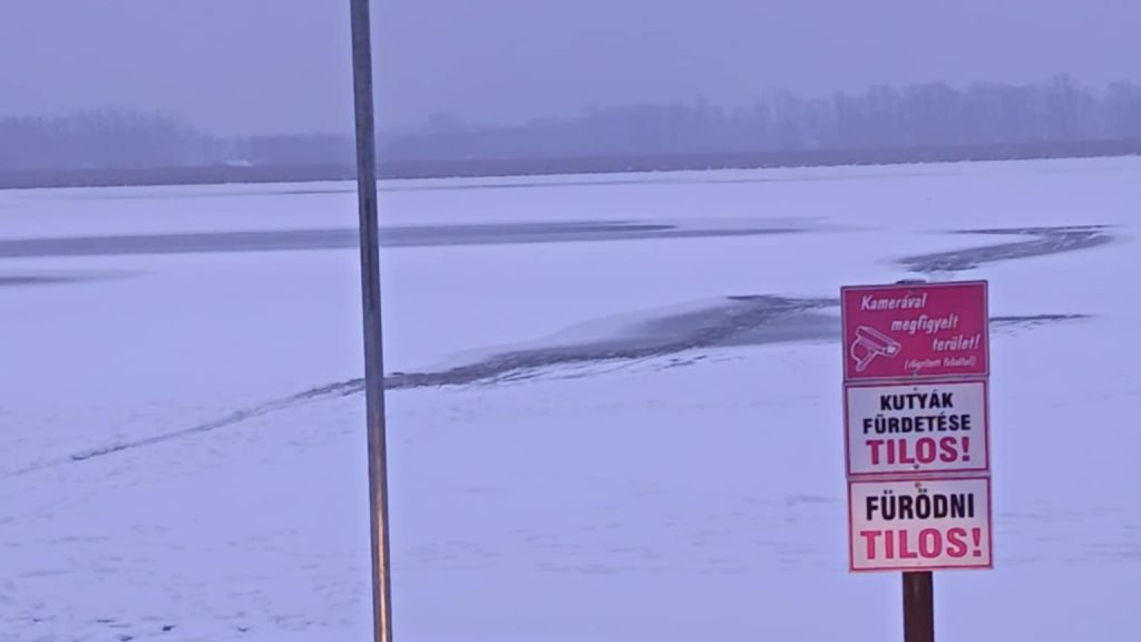 Két fiatal szakadt be egy tóba Soltvadkerten