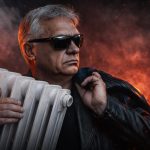 Orbán Viktor egy régi öntöttvas radiátort tart.