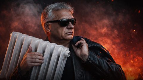 Orbán Viktor egy régi öntöttvas radiátort tart.