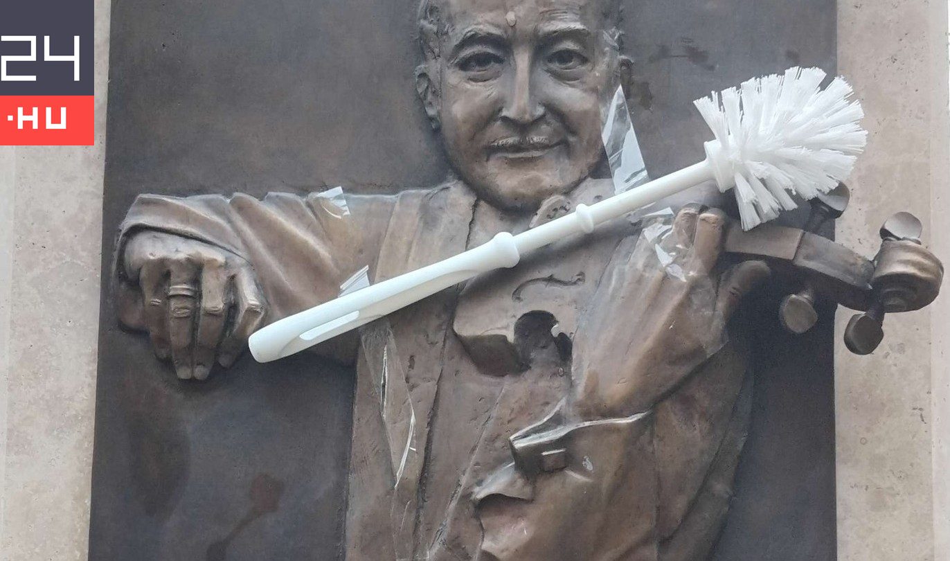 Vécékeféket ragasztottak a Muzsikus cigányok parkjának szobraira