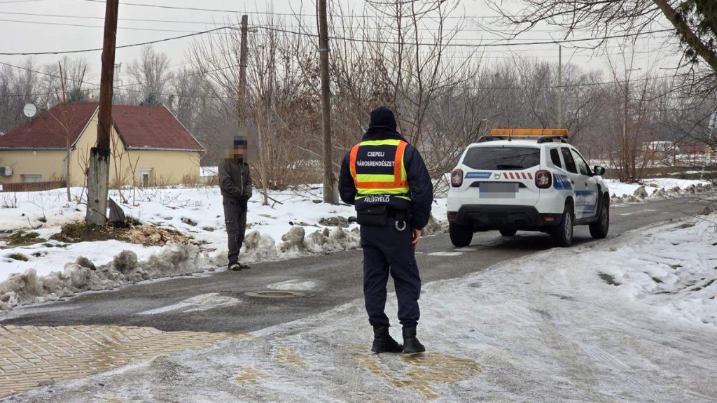 Vödrökkel hordták az emberi ürüléket egy utca végébe Csepelen