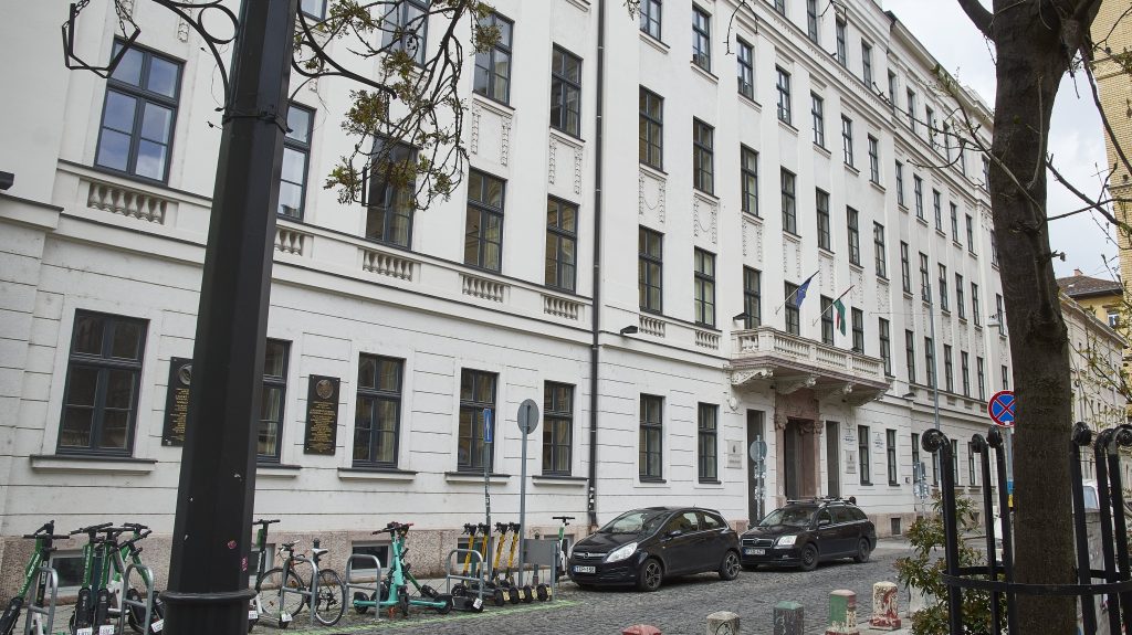 Pert nyert a Pázmány ellen az a docens, akit a melegek megítéléséről írt tanulmánya után rúgtak ki