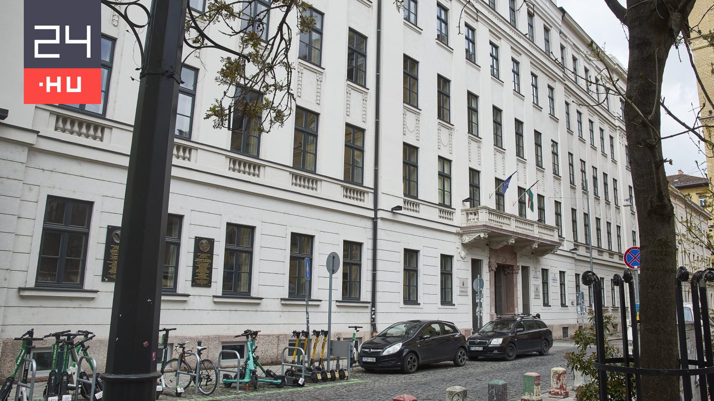 Pert nyert a Pázmány ellen az a docens, akit a melegek megítéléséről írt tanulmánya után rúgtak ki