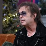 Szikora Róbert énekes, zeneszerző a közmédia 13. Jónak lenni jó! című műsorában az MTVA óbudai gyártóbázisának stúdiójában 2024. december 22-én.