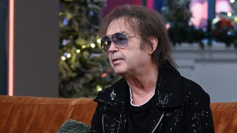 Szikora Róbert énekes, zeneszerző a közmédia 13. Jónak lenni jó! című műsorában az MTVA óbudai gyártóbázisának stúdiójában 2024. december 22-én.