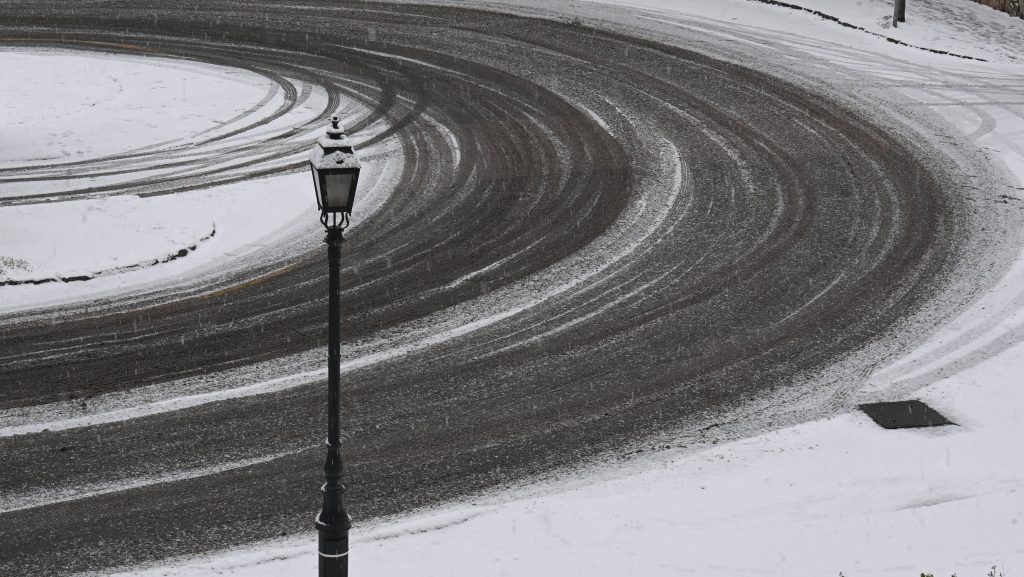 Előre meghatározott sorrendben takarítja az utakat a Magyar Közút, amíg a havazás el nem áll