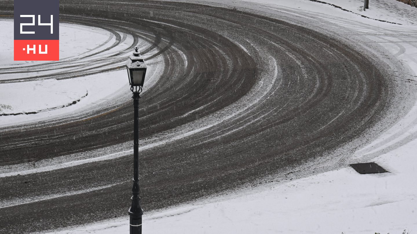 Előre meghatározott sorrendben takarítja az utakat a Magyar Közút, amíg a havazás el nem áll