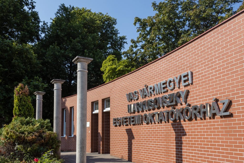 Halálra gázoltak egy nőt a szombathelyi kórház előtt