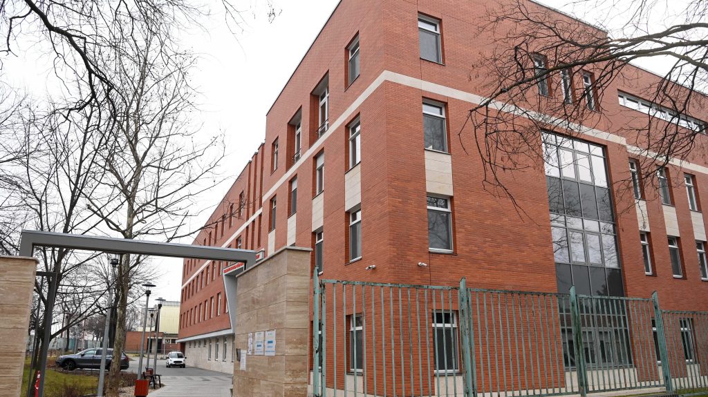Bezárt egy belgyógyászati emelet a Bajcsy kórházban, máshova viszik a betegeket