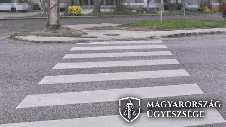 Zebrán sodorta el a gyalogost, majd továbbhajtott