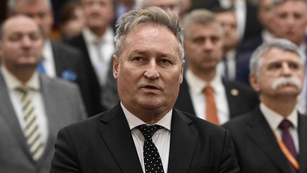 Hadházyék kiperelték, mennyit keresett a fideszes Papcsák Ferenc a zuglói kórház VIP-műtétein